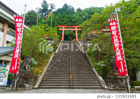 夏の世界遺産 熊野三山 熊野那智大社 参道と二の鳥居 夏の世界遺産 熊野三山 熊野那智大社 参道と二の鳥居 135931995