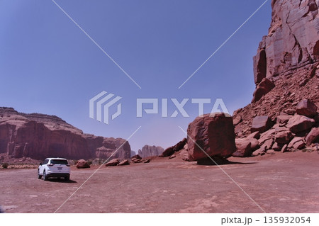 モニュメントバレー・バレードライブのザ・キューブとSUV モニュメントバレー・バレードライブのザ・キューブとSUV 135932054