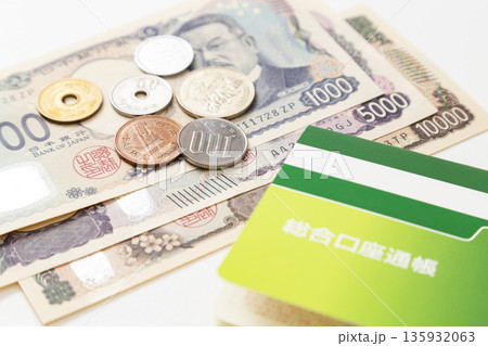 白背景に通帳と現金 白背景に通帳と現金 135932063