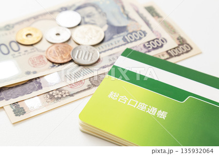 白背景に通帳と現金 白背景に通帳と現金 135932064