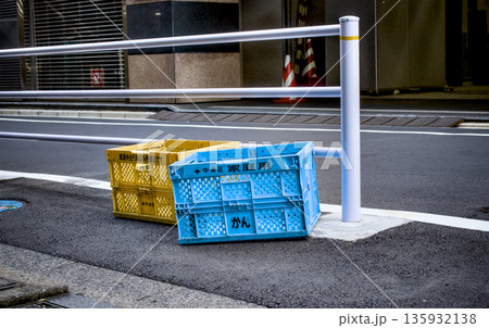 東京都中央区の路上に置かれている資源ゴミボックス 135932138