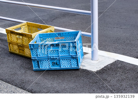 東京都中央区の路上に置かれている資源ゴミボックス 135932139