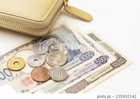 白背景に日本のお金と財布 135932142