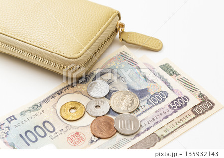 白背景に日本のお金と財布 135932143