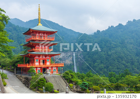 夏の世界遺産 青岸渡寺 三重塔と那智の滝 夏の世界遺産 青岸渡寺 三重塔と那智の滝 135932170