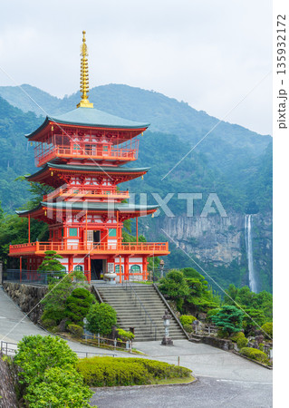 夏の世界遺産　青岸渡寺　三重塔と那智の滝 135932172