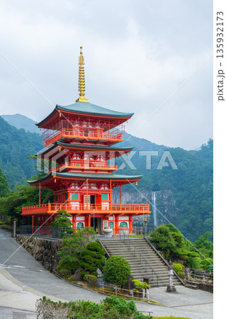 夏の世界遺産　青岸渡寺　三重塔と那智の滝 135932173
