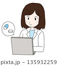 錠剤やカプセルを説明する薬剤師のイラスト 135932259