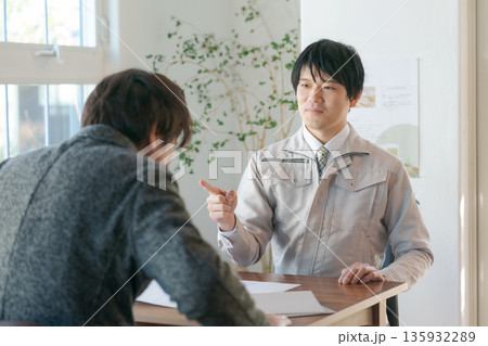 男性2人のトラブルの様子 135932289