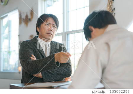 男性2人のトラブルの様子 135932295