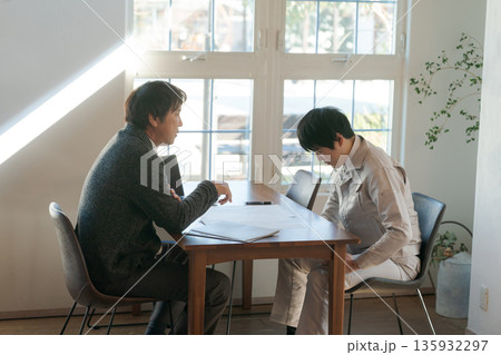 男性2人のトラブルの様子 135932297