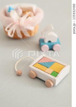 小さな哺乳瓶とうさぎのコロコロと積み木 135932490