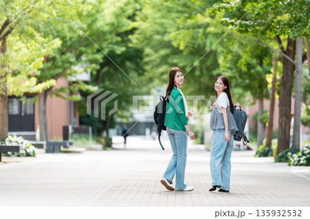 大学のキャンパスを歩く女子大生 135932532