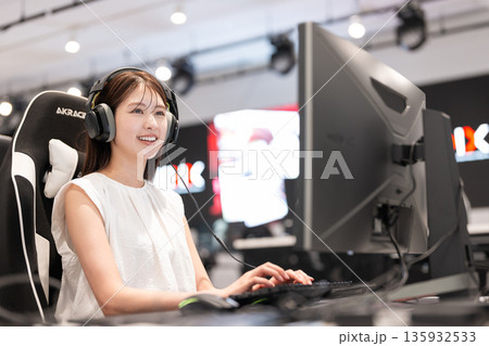 eスポーツ　ゲーム　若い女性 135932533