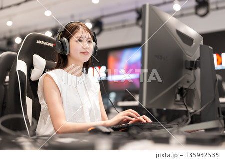 eスポーツでゲームを楽しむ若い女性 135932535