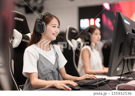 eスポーツの大会でゲームを楽しむ若い女性 eスポーツの大会でゲームを楽しむ若い女性 135932536