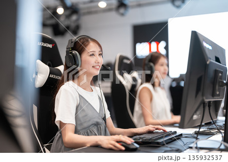 eスポーツの大会でゲームを楽しむ若い女性 eスポーツの大会でゲームを楽しむ若い女性 135932537
