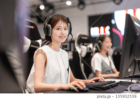 eスポーツの大会でゲームを楽しむ若い女性 135932539