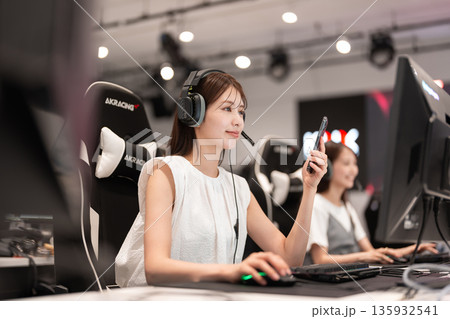 eスポーツ　ゲーム　若い女性 135932541