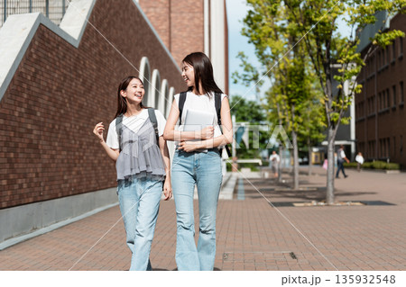大学生　通学　キャンパスライフ 135932548