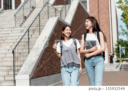 大学生 通学 キャンパスライフ 大学生 通学 キャンパスライフ 135932549