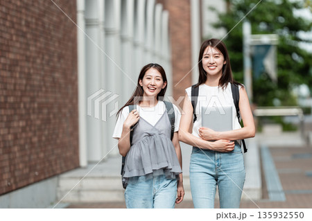 大学生　通学　キャンパスライフ 135932550