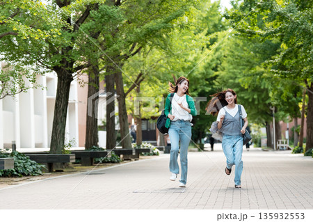 大学キャンパス　女子大生　走る 135932553