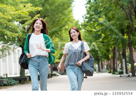 女子大生　キャンパスライフ　走る 135932554