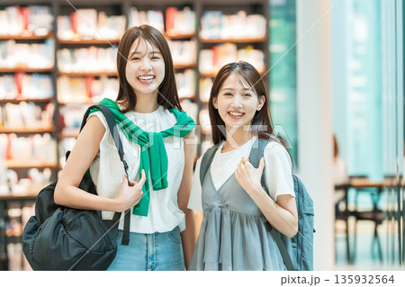 若い女性 大学生 ショッピング 若い女性 大学生 ショッピング 135932564