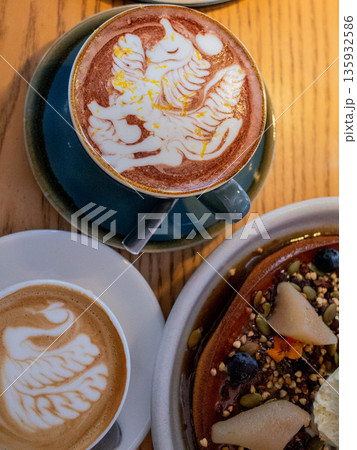ラテアートとパンケーキの俯瞰写真 ラテアートとパンケーキの俯瞰写真 135932586