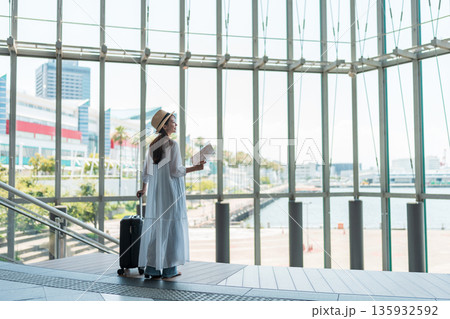 旅行を楽しむ若い女性 135932592