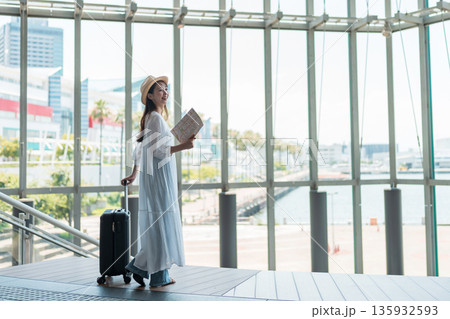 旅行を楽しむ若い女性 135932593