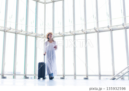 旅行する女性 旅行する女性 135932596