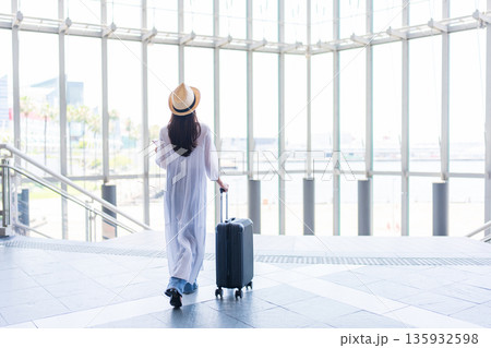 スーツケースを持って旅行に出かける女性 スーツケースを持って旅行に出かける女性 135932598