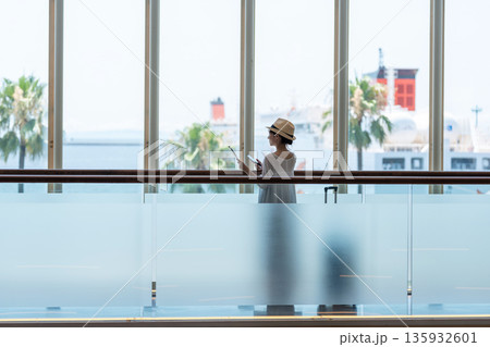 旅行に出かける女性 旅行に出かける女性 135932601