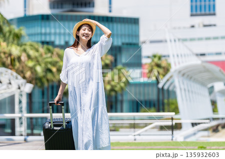 旅行に出かける若い女性 135932603