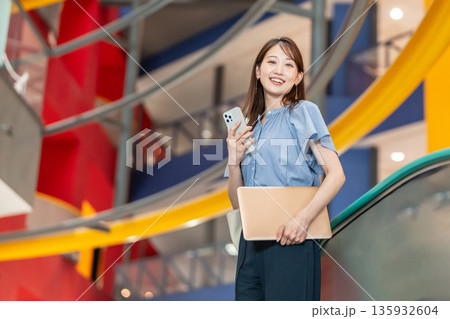 ビジネスウーマン　スマホ　若い女性 135932604