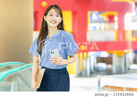 エスカレーターに乗るビジネスウーマン 135932608