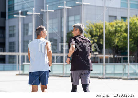 ジョギングするシニアの男性 135932615