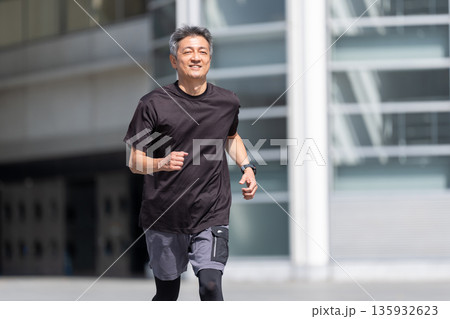 ジョギングするシニア男性 135932623