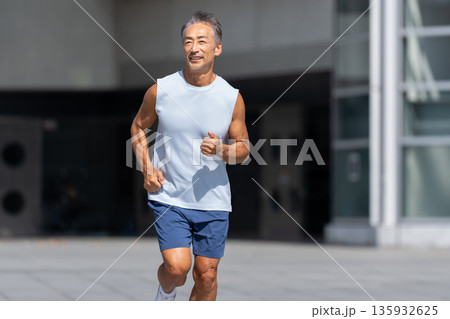 ジョギングをするシニアの男性 135932625