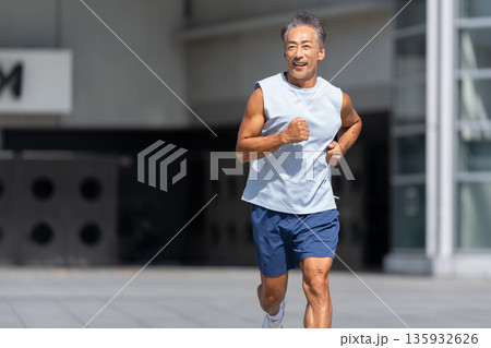 ジョギングをするシニアの男性 135932626
