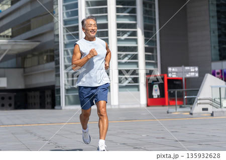 ジョギングをするシニアの男性 135932628