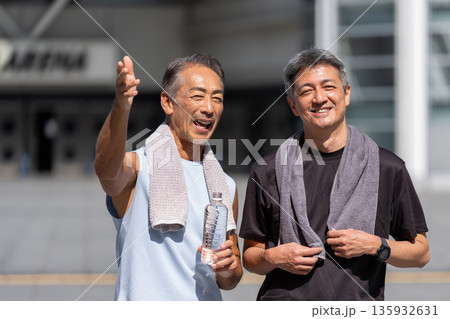 スポーツを楽しむシニアの男性 135932631