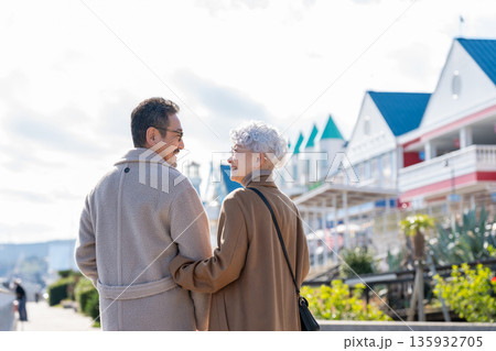旅行するシニア夫婦　撮影協力:道の駅伊東マリンタウン 135932705