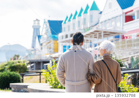 旅行するシニア夫婦　撮影協力:道の駅伊東マリンタウン 135932708