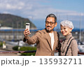 旅行するシニア夫婦　撮影協力:道の駅伊東マリンタウン 135932711