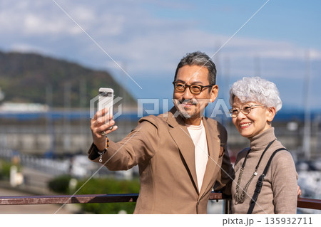 旅行するシニア夫婦　撮影協力:道の駅伊東マリンタウン 135932711