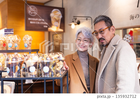 買い物をするシニア夫婦 撮影協力:道の駅伊東マリンタウン 買い物をするシニア夫婦 撮影協力:道の駅伊東マリンタウン 135932712