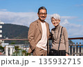 旅行するシニア夫婦　撮影協力:道の駅伊東マリンタウン 135932715